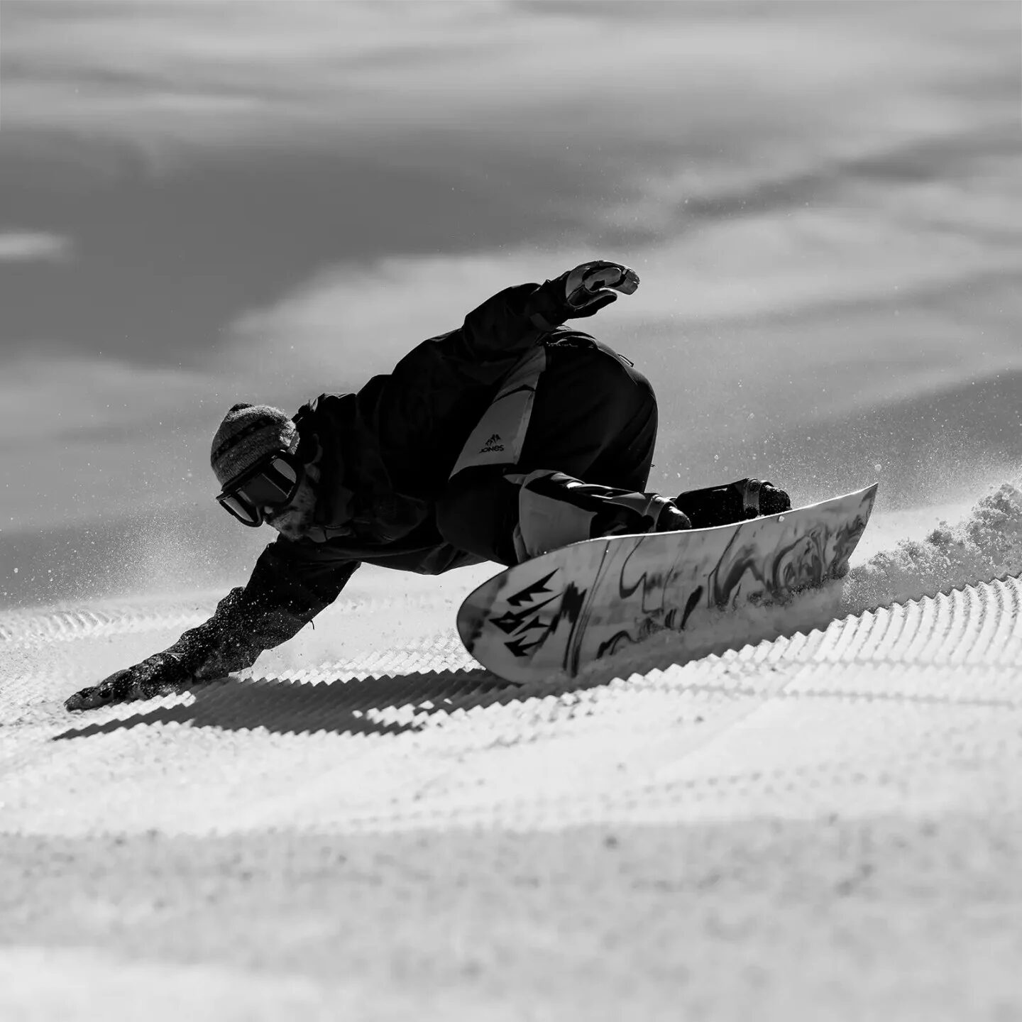 Storm Wolf Snowboard | Jones Snowboards 公式