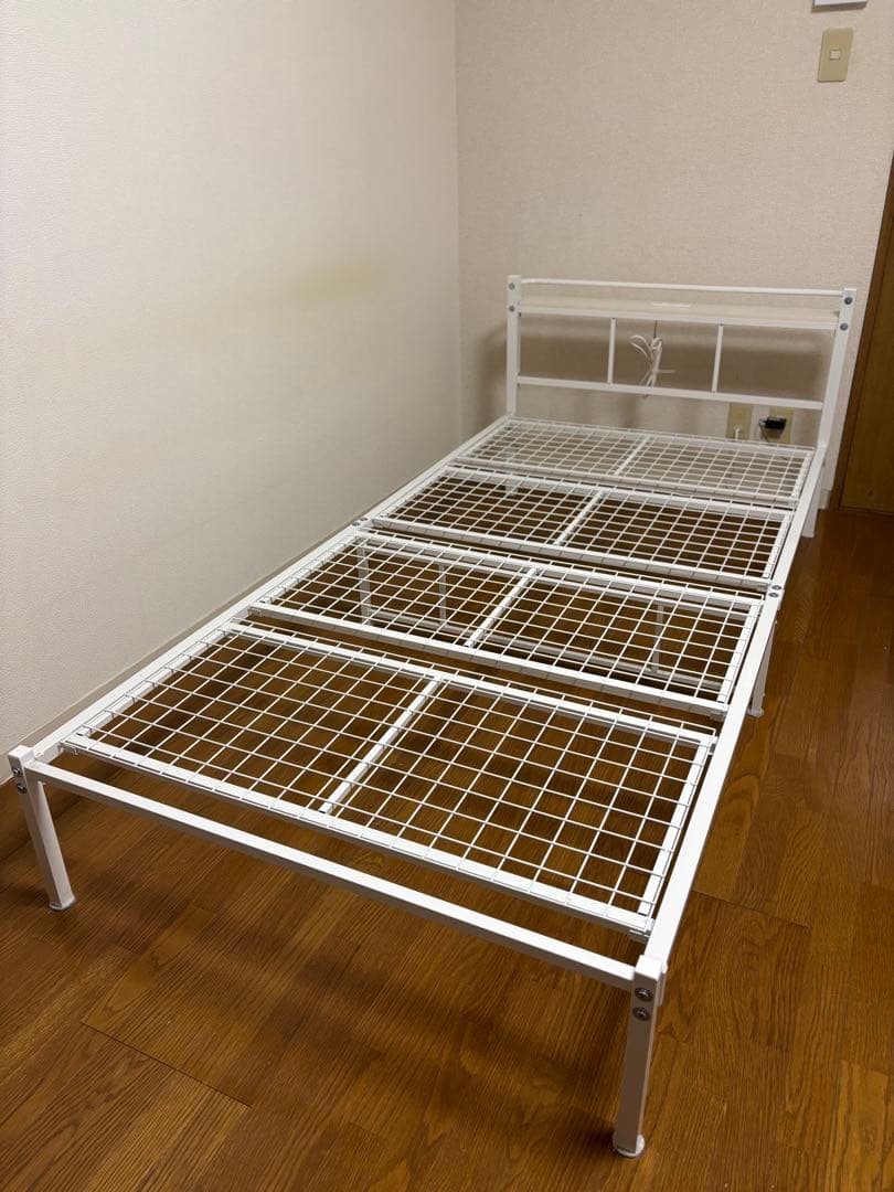 ニトリ パイプベッド バジーナ シングル　コンセント付き ニトリ - ニトリ 棚・コンセント付きシングルパイプベッド(バジーナCV